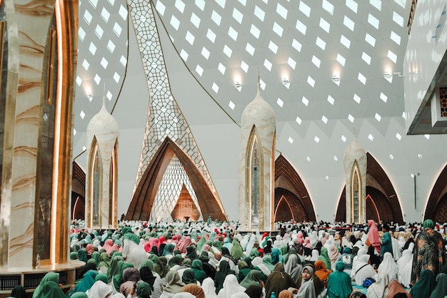 Tausiyah of islamitische religieuze lezingen in Masjid Raya Al Jabbar, de prachtige binnenkoepel van de grand