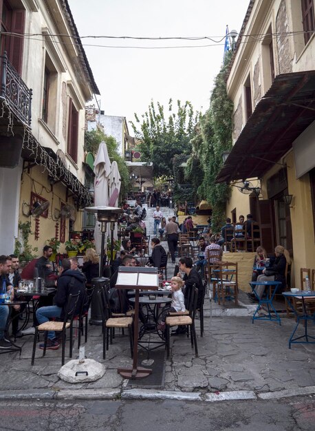 Tavernes in de Griekse toeristische wijk Plaka aan de voet van de Akropolis in Athene, Griekenland