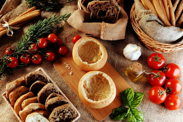 Foto tavolo di prodotti italiani secchi e verdure fresche