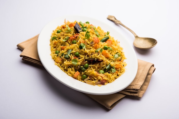 Tawa Pulao of Pulav of Pilaf of Pilau is een Indiaas straatvoedsel gemaakt met basmatirijst, groenten en kruiden. Selectieve focus