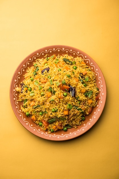 Foto tawa pulao of pulav of pilaf of pilau is een indiaas straatvoedsel gemaakt met basmatirijst, groenten en kruiden. selectieve focus