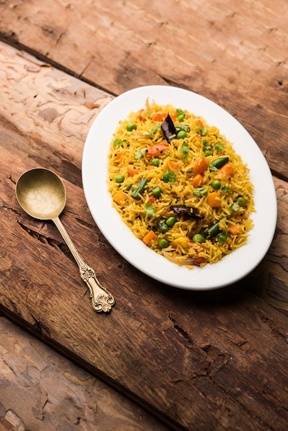 Photo tawa pulao or pulav or pilaf or pilau is an indian street food  made using basmati rice, vegetables and spices. selective focus