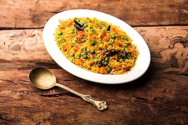 Tawa Pulao 또는 Pulav 또는 Pilaf 또는 Pilau는 바스마티 쌀, 야채 및 향신료를 사용하여 만든 인도 길거리 음식입니다. 선택적 초점
