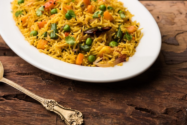 Tawa Pulao 또는 Pulav 또는 Pilaf 또는 Pilau는 바스마티 쌀, 야채 및 향신료를 사용하여 만든 인도 길거리 음식입니다. 선택적 초점