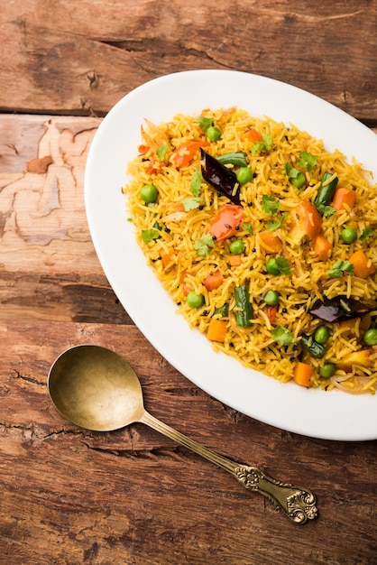 Tawa Pulao 또는 Pulav 또는 Pilaf 또는 Pilau는 바스마티 쌀, 야채 및 향신료를 사용하여 만든 인도 길거리 음식입니다. 선택적 초점