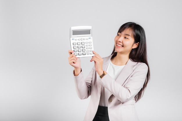 Concetto di giorno delle tasse donna sorridente sicura che tiene calcolatrice elettronica