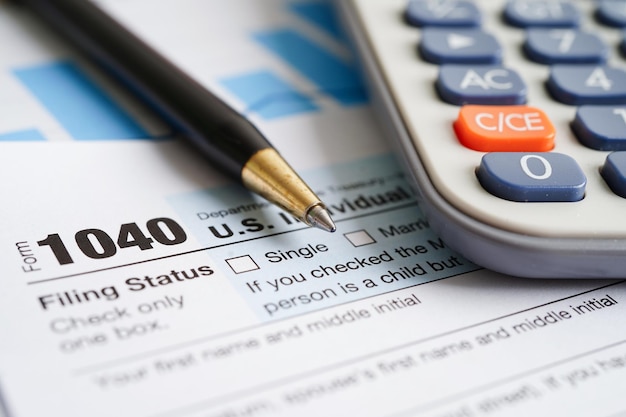 税務フォーム1040米国個人所得税申告ビジネスファイナンスの概念