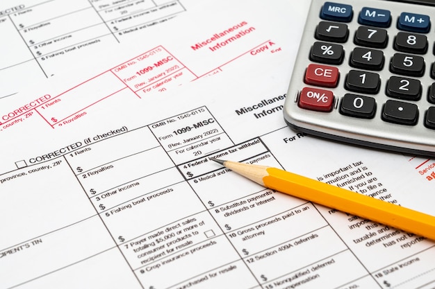 Foto modulo fiscale 1099-misc su sfondo bianco.