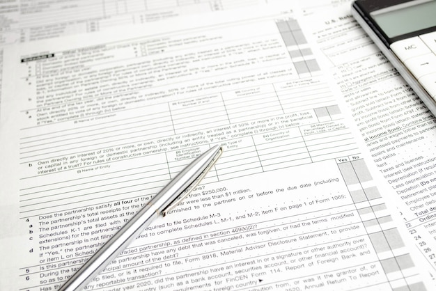 納税申告書と電卓付きペン 税の概念