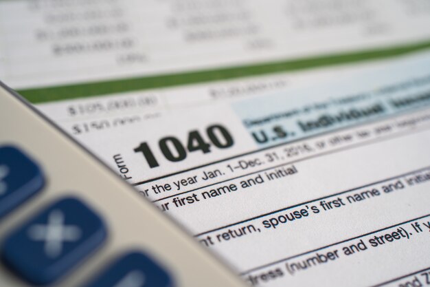 세금 환급 양식 1040 및 달러 지폐, 미국 개인 소득.