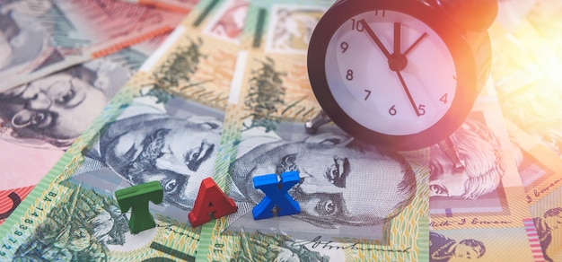 호주 달러와 시계가 있는 '세금 시간' 개념을 닫습니다.