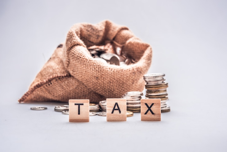 Photo tax time concept with wooden blocks and coins on white background