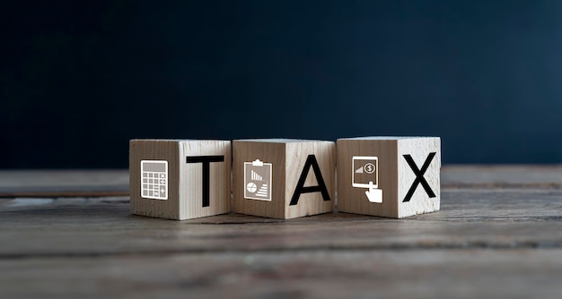 Концепция налогового НДС на деревянном блоке, включая государственные налоги. Уплата налогов. Правительство рассчитывает финансовый налоговый учет.