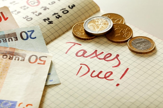 Налоги, подлежащие уплате, записаны в планировщике крупным планом.