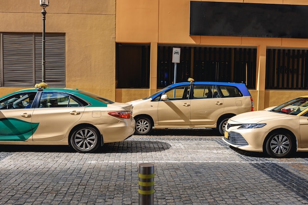 Taxi-auto geparkeerd in het centrum van Dubai, Verenigde Arabische Emiraten