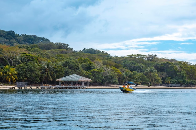 Лодка-такси пересекает море в Вест-Энде на острове Роатан.