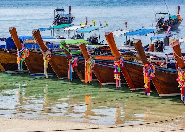 Taxi in attesa di turisti su ao ton sai a phi phi island