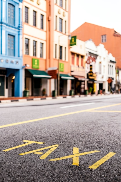 Taxi bord op de vloer. Openbaar vervoer concept