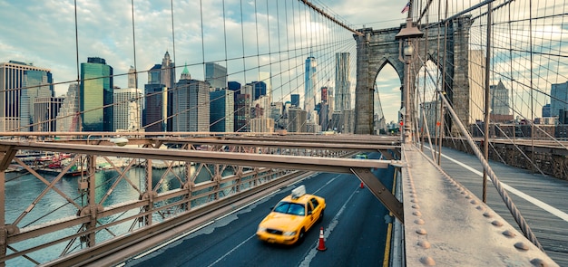 Taxi sul ponte di brooklyn, new york, usa