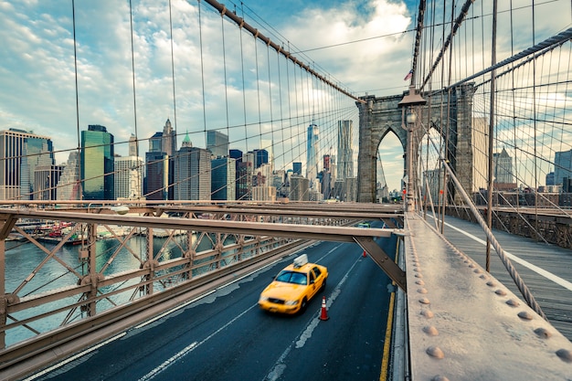 Taxi sul ponte di brooklyn Foto Premium