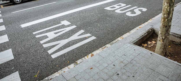 道路標識のタクシーとバス停 近代的なスペインの通り