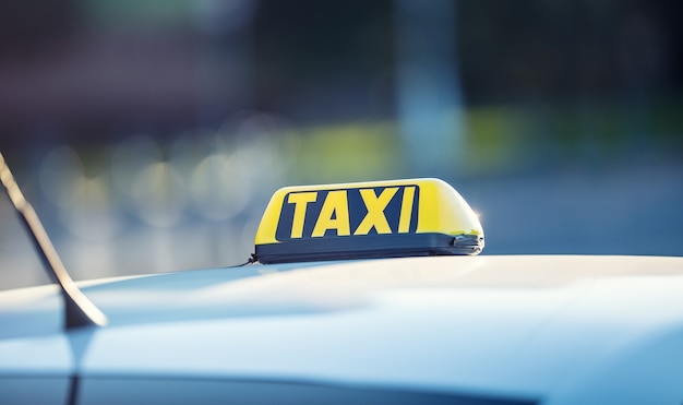 Taxi auto in attesa passeggeri in cittàtaxi luce sulla cabina dell'auto pronta a trasportare i popoli