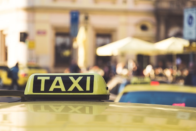 写真 プラハの路上でタクシー車が並んで待っている、ヨーロッパの観光と旅行の概念、セレクティブフォーカス