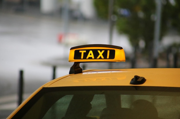 Foto segno di taxi su cabina gialla in germania