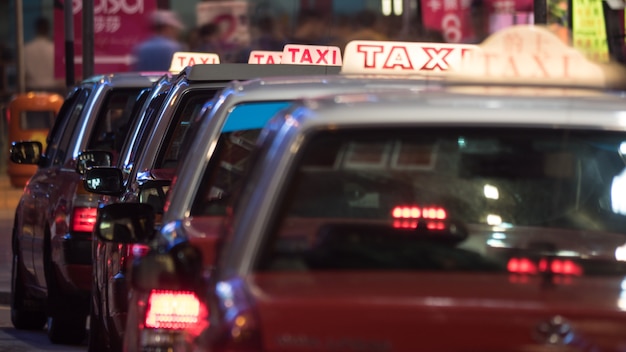 Taxiauto&#39;s geparkeerd in de rij &#39;s nachts