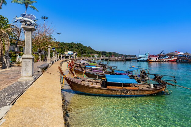 Taxiboten die op toerist op Ao Ton Sai bij Phi Phi Eiland wachten