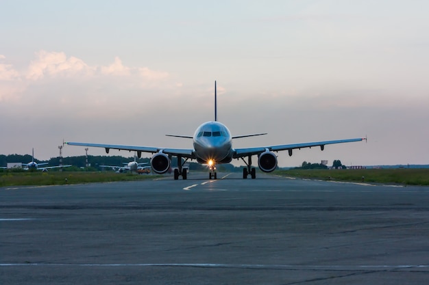 主要誘導路で早朝に飛行機をタクシーに乗せる