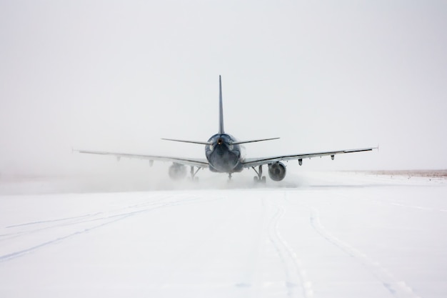 吹雪の中の旅客機のタキシング