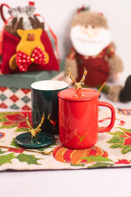 Photo taza con estilo de navidad con fondo de adornos festivos