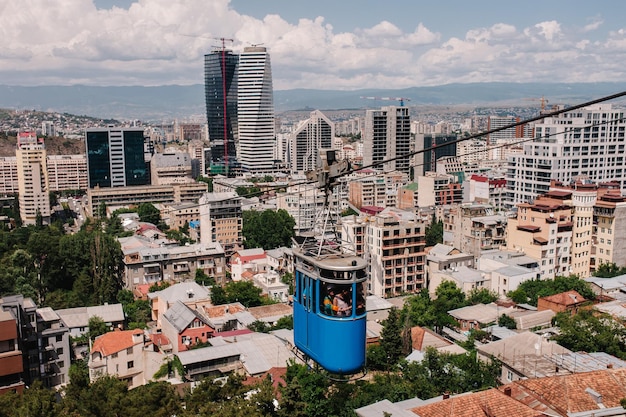 TBILISI GEORGIË 18 juni 2018 Het uitzicht op de oude daken kabelbaanlift over de stad vanaf de top van Sololaki