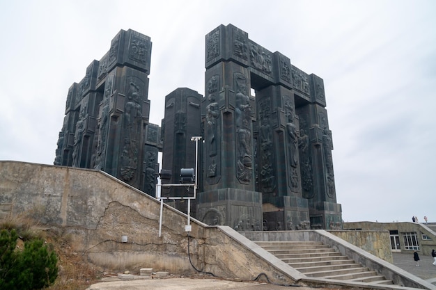 Foto tbilisi, georgia 19 novembre 2023 monumento conosciuto come cronica della georgia o memoriale della storia della georgia