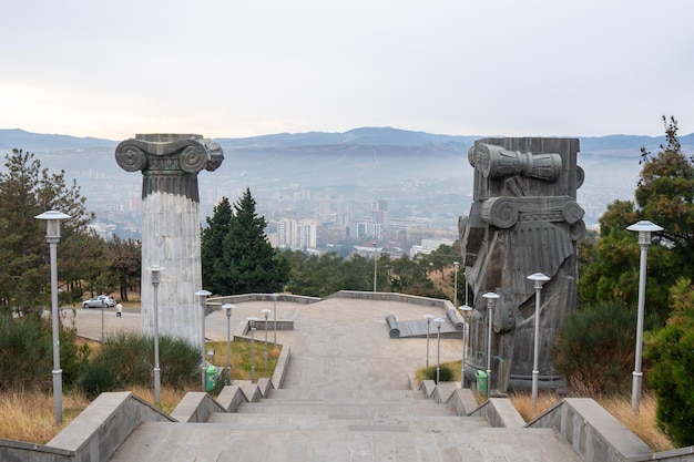 Foto tbilisi, georgië, 19 november 2023 monument bekend als kroniek van georgië of historisch monument van georgië