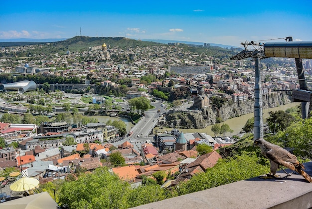 Foto tbilisi georgië 28 april 2019 oost-europese tramkabelbaan die loopt van het narikala terminus naar rike park boven het oude tbilisi