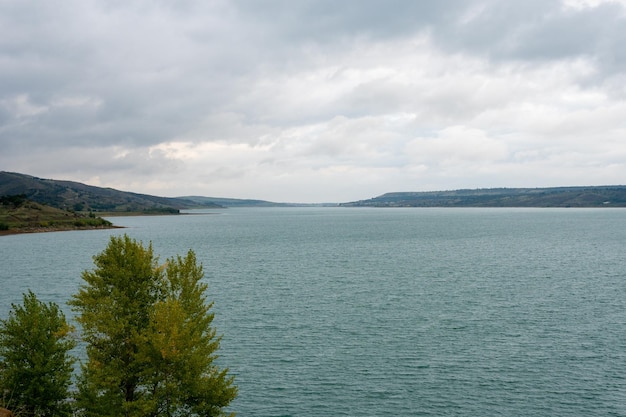 Serbatoio di tbilisi o il mare di tbilisi, bellissimo paesaggio, viaggi