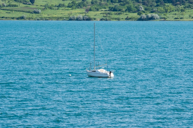 トビリシの海と収縮した帆のあるボート