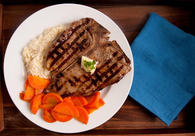 Photo tbone steak and risotto