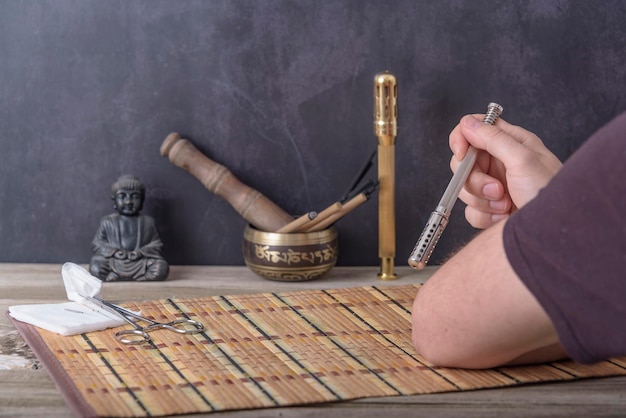 Фото Традиционная китайская медицина ткм наносит мокса-палочку вручную