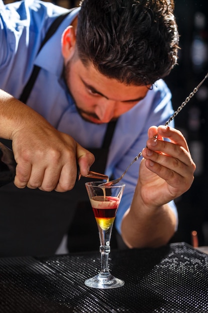 Te bartender prepares a shot