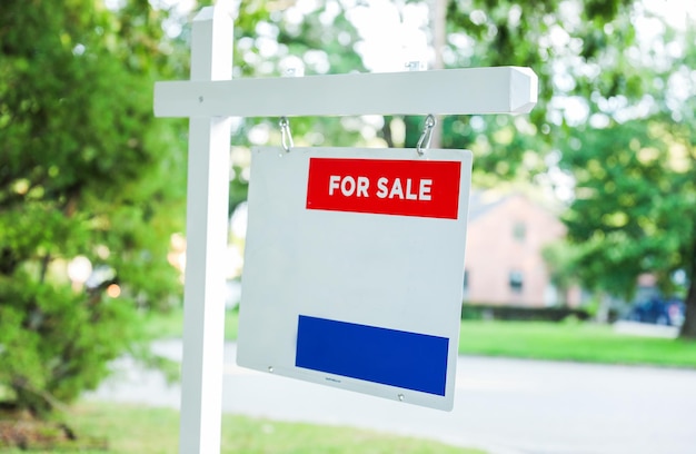 'Te koop' 'Te huur' 'Te huur'-borden te midden van inflatie op de huizenmarkt en een mogelijke crash