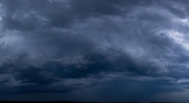 Te midden van de duisternis schuilt er een zekere aantrekkingskracht in de naderende storm