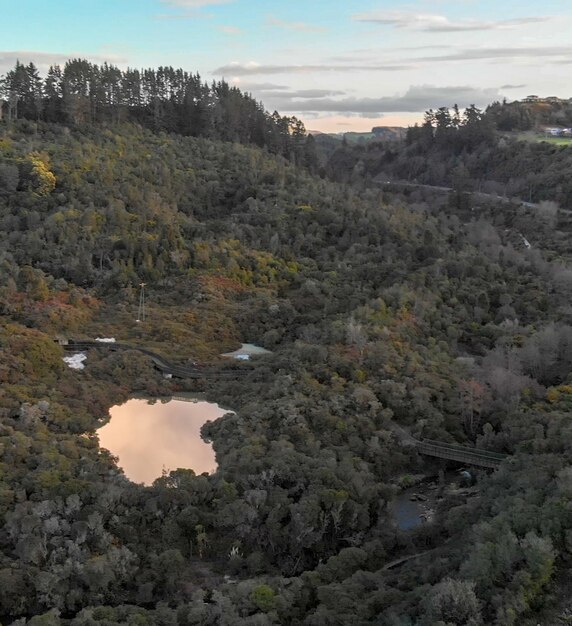 Parco nazionale te puia a rotorua con geyser attivi. vista aerea in inverno.