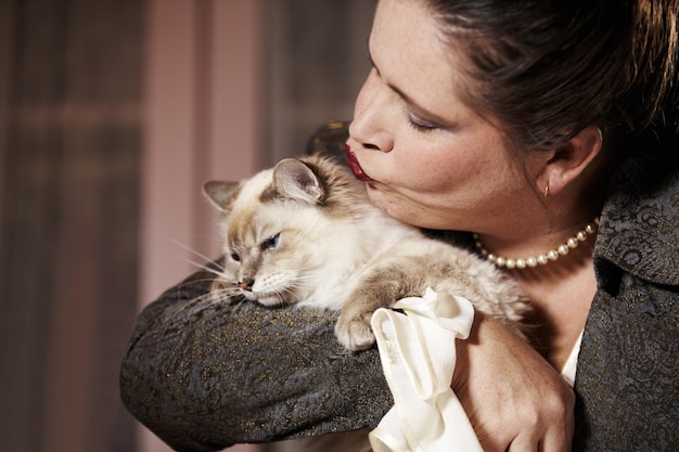 TE veel liefde, heel erg bedankt. Een vrouw knuffelt en geeft haar kat een dikke kus.