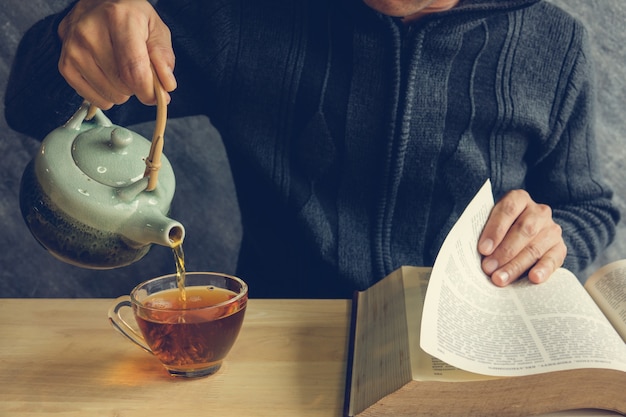 写真 お茶と本