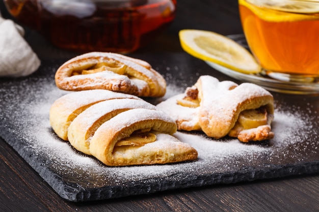 Фото Чай и свежеиспеченное творожно-яблочное печенье с сахаром