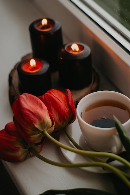 чай при свечах чаепитие черный чай тюльпаны