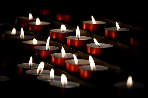 Photo tea candles burning on table